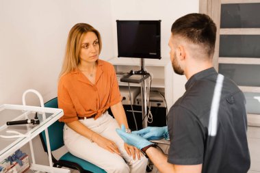 KBB doktoruna kadın. Bir tıp kliniğinde otolargologla kadın danışmanlığı.