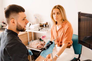 Endoskopi için rinoskop kullanan bir doktor. Burun endoskopisinden önce konsültasyon. Burun muayenesi ve hastalık teşhisi