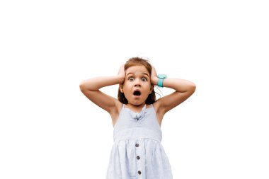 Şok olmuş kız çocuğu başını tutuyor. Beyaz arka planda sevimli bir çocuğun portresi. Stüdyoda poz veren boş geçmişli bir çocuk.