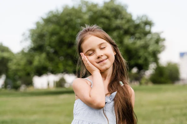 Nazik Küçük Kız Yanağına Dokunup Gülümsüyor Parkta Poz Veren Sevimli — Stok fotoğraf