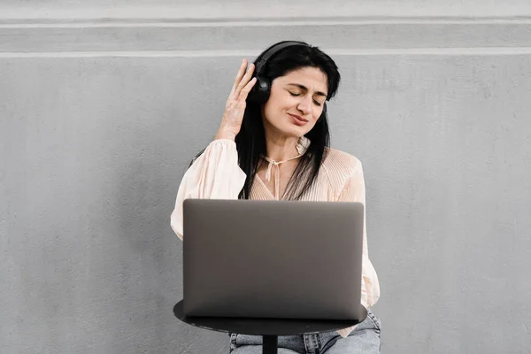 Atrakcyjna Kobieta Laptopem Słuchawkami Miksująca Muzykę Słuchająca Nowej Kompozycji Urocza — Zdjęcie stockowe