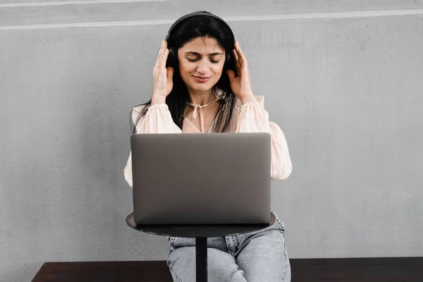 Atrakcyjna Kobieta Laptopem Słuchawkami Miksująca Muzykę Słuchająca Nowej Kompozycji Urocza — Zdjęcie stockowe