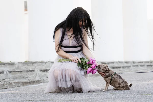 Wanita Georgia Lembut Dengan Anjing Pug Memegang Karangan Bunga Peony — Stok Foto