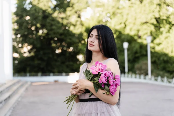 Entzückende Georgische Frau Mit Pfingstrosen Blumenstrauß Posiert Der Stadt Attraktives — Stockfoto