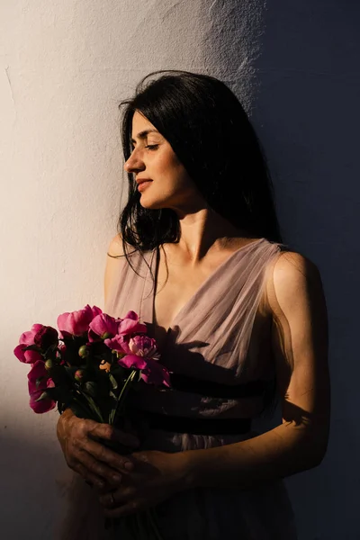 Attraktive Georgische Frau Mit Pfingstrosen Blumenstrauß Posiert Der Stadt Bei — Stockfoto