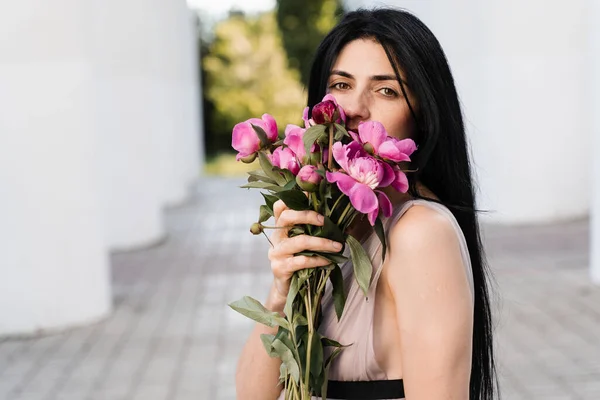 Zarte Georgische Frau Mit Einem Strauß Von Blumen Pfingstrosen Attraktives — Stockfoto