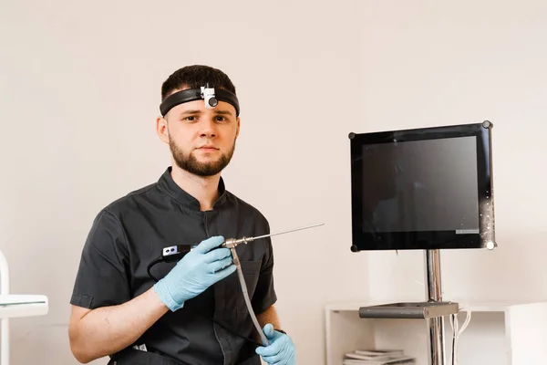 Endoskopu Elinde Olan Kbb Doktoru Otolaringolog Endoskopi Prosedürüne Hazırlanılıyor Farlı — Stok fotoğraf