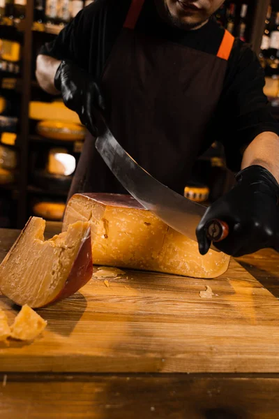 Sommelier Queso Cortando Queso Gouda Limitado Con Cuchillo Snack Sabroso —  Fotos de Stock