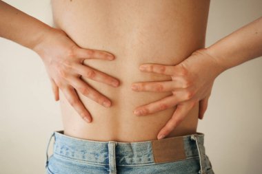 Böbrek enfeksiyonu. Pyelonefrit idrar yolu enfeksiyonu. Çekici bir kadın idrar yolu iltihabı yüzünden omurga ağrısı çekiyor.