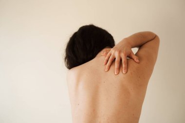 Servikal omurga osteokondrosis genç kadının radiküler sendromlarıdır. Çekici kız omurga ağrısı çekiyor. Omurilik baskısı yüzünden.