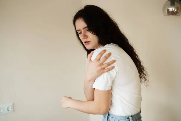 Schulterverletzung Schöne Mädchen Mit Schmerzen Und Prellungen Ihrem Arm Aufgrund — Stockfoto