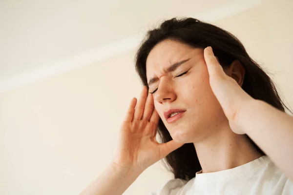 Przygnębiona Dziewczyna Migrenowym Bólem Głowy Smutna Kobieta Dotyka Świątyń Powodu — Zdjęcie stockowe