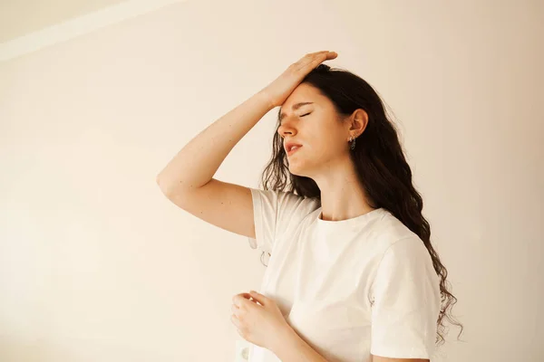 Migräne Ist Eine Starke Kopfschmerzerkrankung Der Frau Überlastete Frau Berührt — Stockfoto
