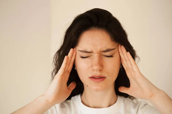 Przygnębiona Dziewczyna Migrenowym Bólem Głowy Smutna Kobieta Dotyka Świątyń Powodu — Zdjęcie stockowe
