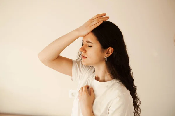 片頭痛の強い頭痛の病気の悲しい女性 うつ病だ 頭の痛みを持つストレスの多い女性が頭に触れる — ストック写真