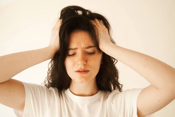 Migrena Silny Ból Głowy Kobiety Przemęczona Kobieta Dotyka Głowy Powodu — Zdjęcie stockowe