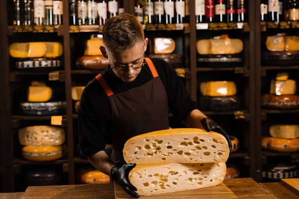 Ser Sommelier Sklepie Spożywczym Pracownik Gospodarstwa Duże Kawałki Sera Koło — Zdjęcie stockowe