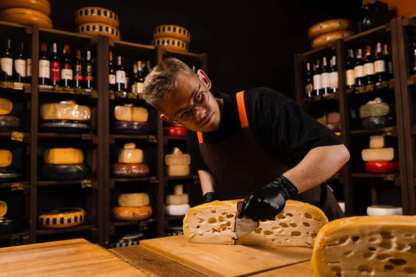 Sommelier Queso Trabajador Tienda Alimentos Está Cortando Maasdam Limitada Envejecido — Foto de Stock