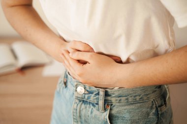 Mide ağrısı. Gastrit mide iltihabı, tahriş ya da erozyondur. Hasta kız karnını tutar, çünkü acıtır.