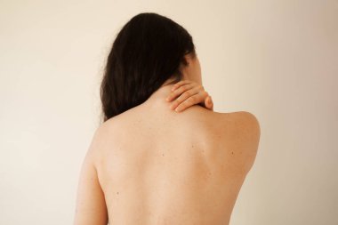 Servikal omurga osteokondrosis genç kadının radiküler sendromlarıdır. Çekici kız omurga ağrısı çekiyor. Omurilik baskısı yüzünden.