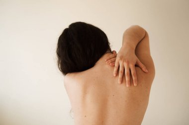 Servikal omurga osteokondrosis genç kadının radiküler sendromlarıdır. Çekici kız omurga ağrısı çekiyor. Omurilik baskısı yüzünden.