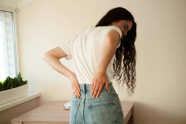 Attractive Woman Feel Backache Spine Pain Because Uti Pyelonephritis Disease — Foto Stock