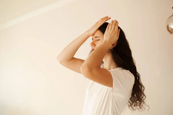 Migräne Ist Eine Starke Kopfschmerzerkrankung Der Frau Überlastete Frau Berührt — Stockfoto