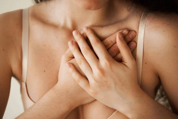 Kalp Krizi Geçiren Bir Kadın Anjina Pektorisinin Belirtileri Kalp Rahatsızlığı — Stok fotoğraf