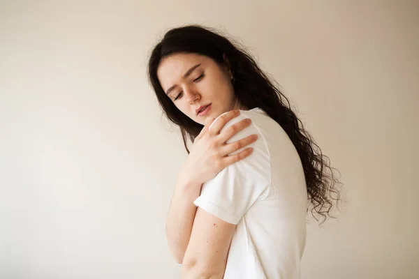 Shoulder Injury Beautiful Girl Pain Bruise Her Arm Due Accident — ストック写真