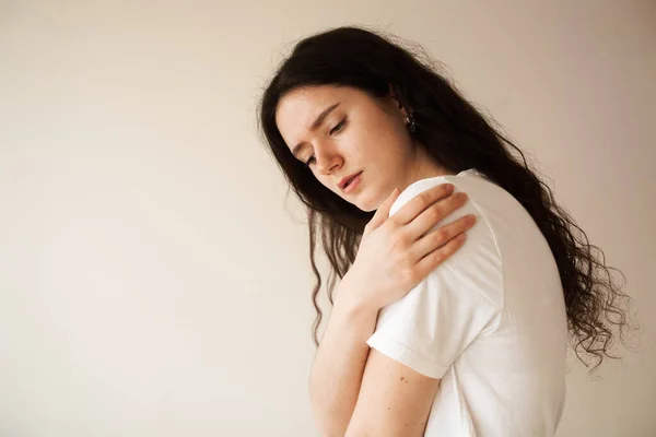 Schulterverletzung Schöne Mädchen Mit Schmerzen Und Prellungen Ihrem Arm Aufgrund — Stockfoto