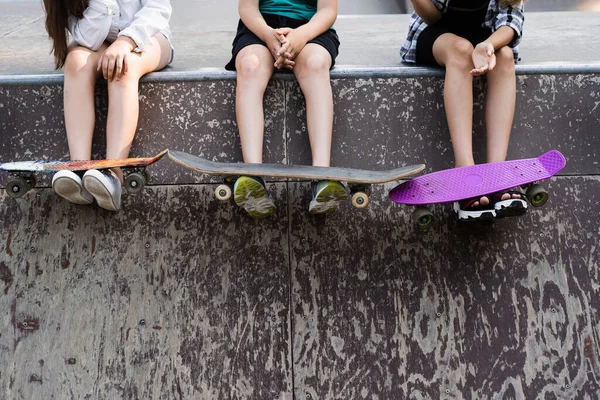Compañía Amigos Niños Con Monopatín Penny Boards Skate Board Park —  Fotos de Stock