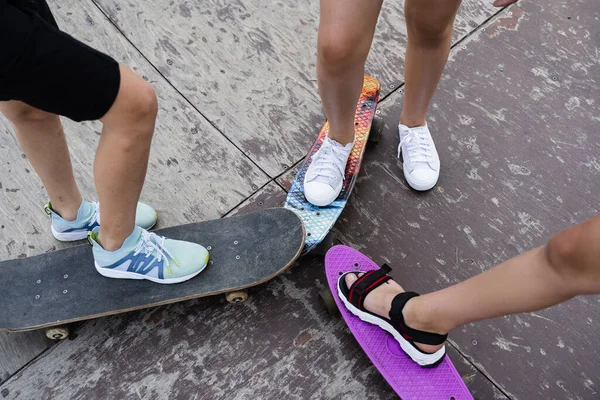 Compañía Amigos Niños Con Monopatín Penny Boards Skate Board Park —  Fotos de Stock