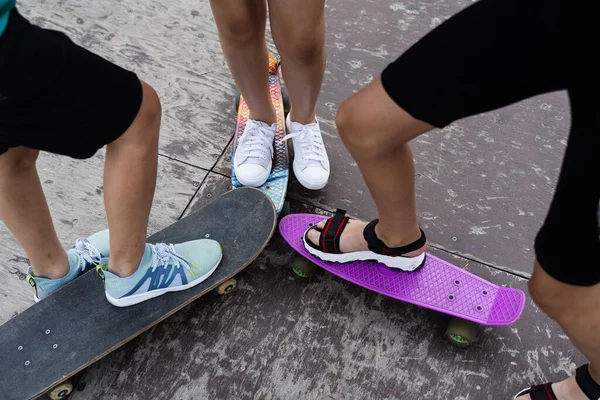 Kids Friends Skateboard Penny Boards Skate Board Park Extreme Lifestyle — Fotografia de Stock