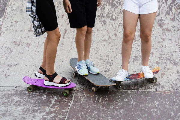 Niños Amigos Con Monopatín Penny Boards Skate Board Park Estilo —  Fotos de Stock