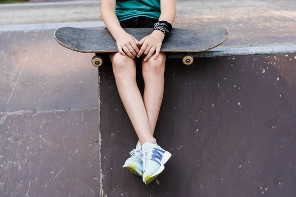 Çocuk Kaykay Kaykayıyla Yakından Oturuyor Çocuklar Için Spor Malzemeleri Kaykay — Stok fotoğraf