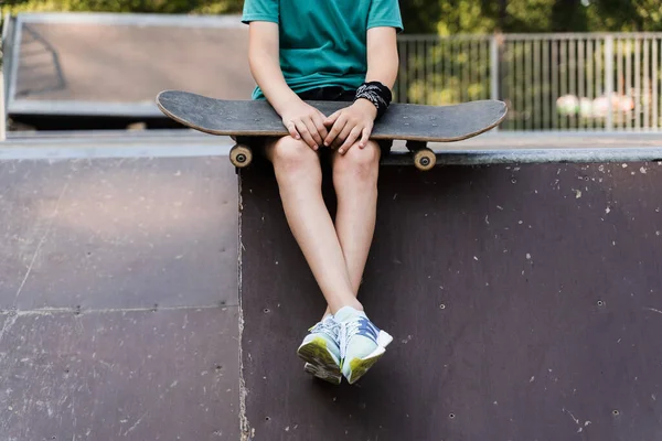 Kind Jongen Zit Met Skate Board Close Sportuitrusting Voor Kinderen — Stockfoto
