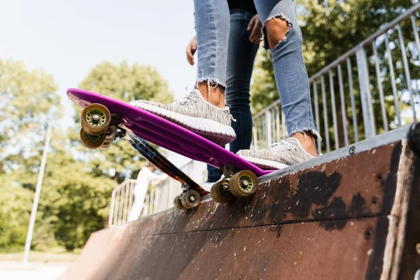Děti Dívky Přátelé Připraveni Jízdu Penny Palubě Hřišti Skateboard Park — Stock fotografie