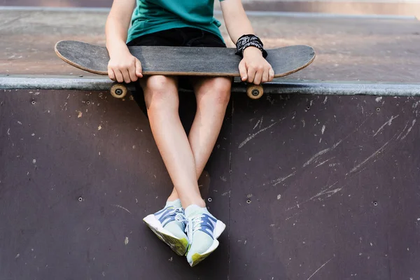 Niño Sentado Con Tabla Skate Cerca Equipamiento Deportivo Para Niños —  Fotos de Stock