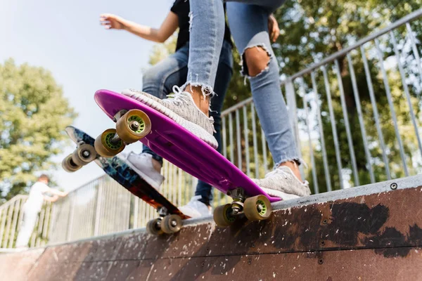 Dzieci Dziewczyny Przyjaciele Gotowi Jazdy Pokładzie Penny Skateboardzie Park Plac — Zdjęcie stockowe