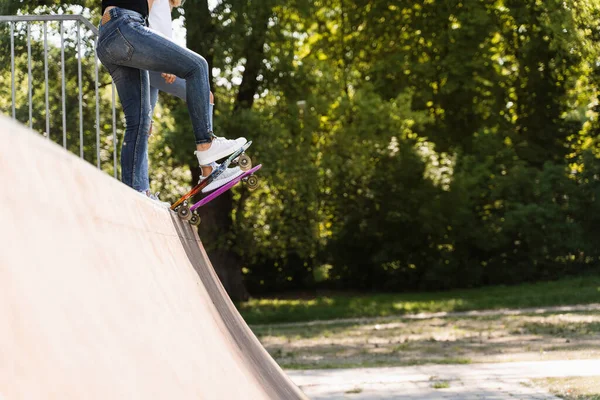Crianças Meninas Amigos Prontos Para Passeio Penny Board Parque Skate — Fotografia de Stock