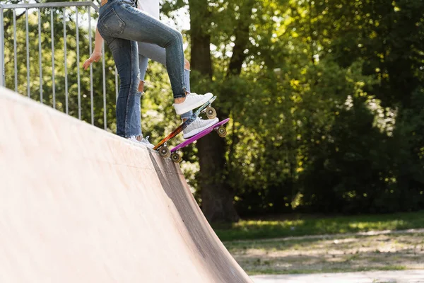 Enfants Filles Amis Prêts Pour Monter Sur Penny Sur Planche — Photo