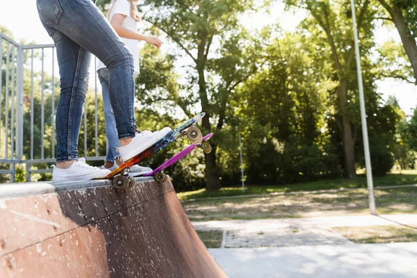 Teenager Dívky Přátelé Připraveni Jízdu Penny Palubě Hřišti Skateboard Park — Stock fotografie