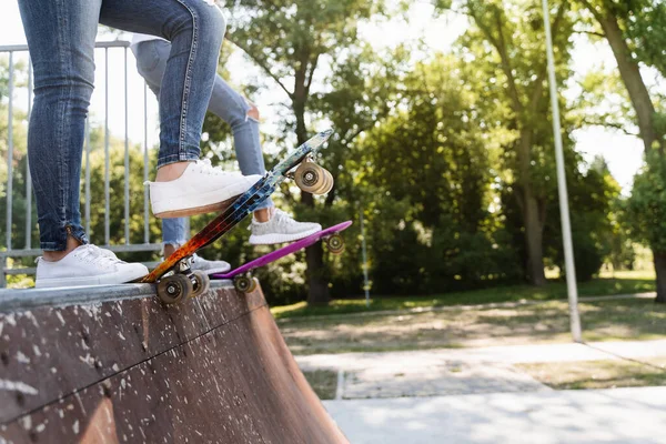 Nastolatki Przyjaciółki Gotowe Jazdy Deskorolce Skateboardowym Placu Zabaw Sprzęt Sportowy — Zdjęcie stockowe