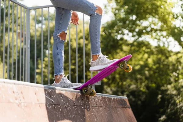 Teenager Dívka Penny Palubě Připraven Jít Dolů Skateboard Park Hřiště — Stock fotografie