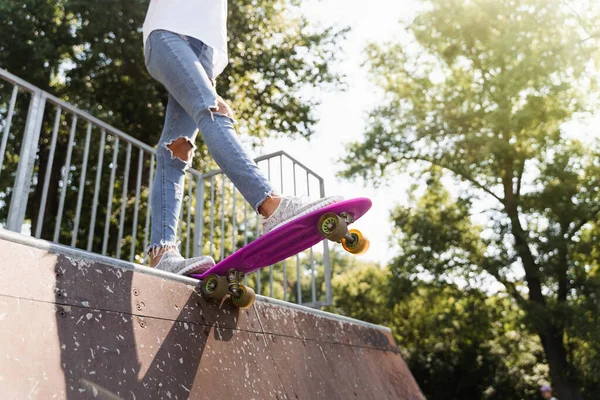 Chica Adolescente Con Penny Board Listo Para Bajar Parque Skate —  Fotos de Stock