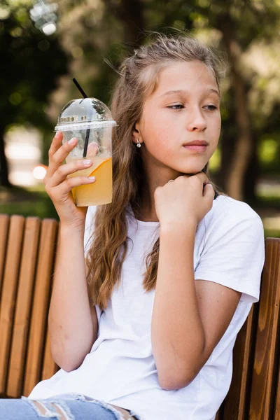 夏天的柠檬水鸡尾酒户外 快乐的女孩拿着一杯橙汁柠檬水微笑着笑着 — 图库照片