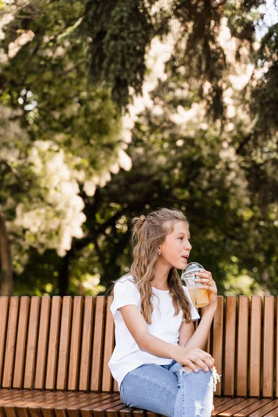 Attractive Child Girl Drinking Summer Lemonade Summer Cocktails Happy Girl — Zdjęcie stockowe
