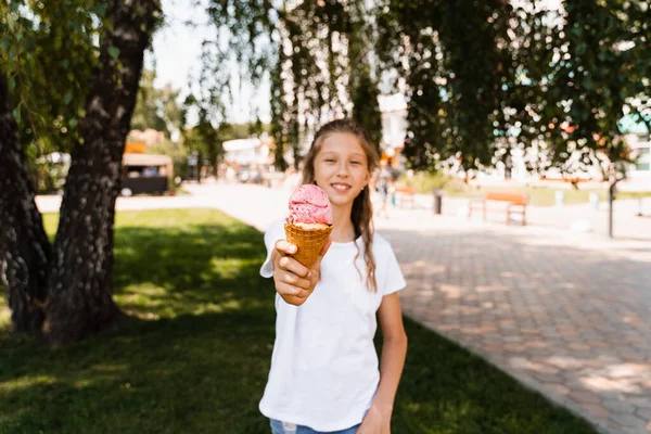 Ragazza Divertente Bambino Con Cono Gelato Tazza Waffle Dolci Estivi — Foto Stock