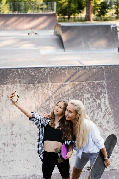 Mother Child Daughter Skate Penny Board Making Selfie Phone Skate — Stockfoto