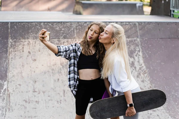 Mother Child Daughter Skate Penny Board Making Selfie Phone Skate — Stock Photo, Image